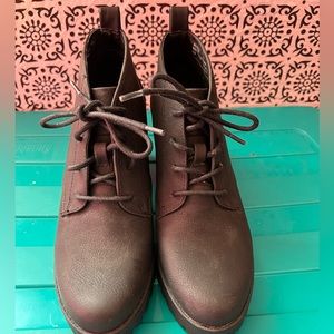 White Mountain Black broad heel ankle boots